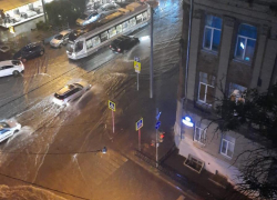 Улицы Ростова-на-Дону начали уходить под воду после сильного ливня 22 июля