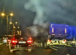 Водитель «Газели» получил травмы в жутком скоростном ДТП с фурой на трассе под Ростовом