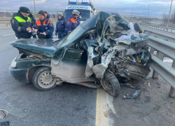 КАМАЗ смял легковушку на трассе под Ростовом