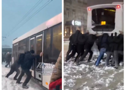 Пассажиры в Ростове толкают застрявшие в сугробах автобусы