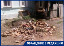 «Кругом мусор из-за стройки»: в Ростове жильцы дома пожаловались на рабочих, ремонтирующих крышу