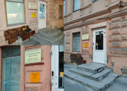 Фасад шахматной школы в центре Ростова разрушается