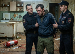 Бил огнетушителем, потом схватил нож: история пьяной драки, которая обернулась уголовным делом