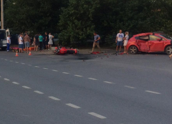 В Ростове мотоциклист пострадал при жестком столкновении с иномаркой