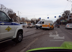 Два такси и «Газель» столкнулись утром в Ростове