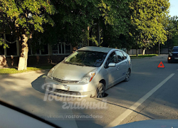 В Ростове автомобиль провалился колесом в большую яму на дороге