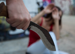 В Ростове парень из ревности несколько раз ударил девушку ножом