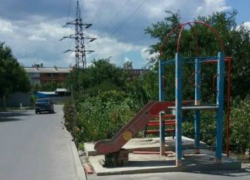 «Горка смерти» для непослушных малышей появилась у проезжей части в Ростове