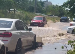 На Орбитальной в Ростове потоком воды сдвигает машины: прорвало трубу