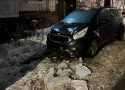 Глыба льда в Ростове разбила машину