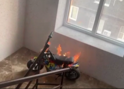 В многоэтажке на Берберовской в Ростове загорелся детский электромотоцикл