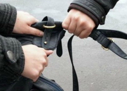 На глазах у прохожих грабитель вырвал у ростовчанки сумку с 50 тысячами рублей
