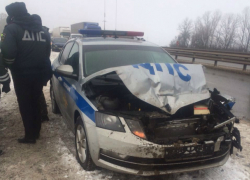 Сразу два автомобиля ДПС поймал «задом» водитель иномарки на трассе под Ростовом