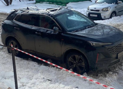 Огромная сосулька пробила крышу автомобиля в Батайске 