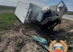 В Ростовской области два грузовика перевернулись после ДТП, есть пострадавший  