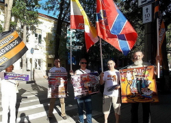 Ростовчане провели у консульства Украины пикет, приуроченный к 70-летию бомбардировки Хиросимы и Нагасаки 