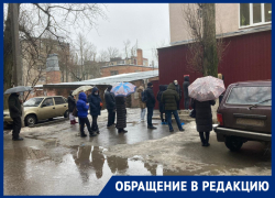 «Больные стоят на улице»: ростовчане пожаловались на гигантскую очередь в поликлинику № 9