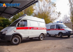 Перебегавшая дорогу из-за припаркованных автомобилей школьница попала в больницу в Ростове