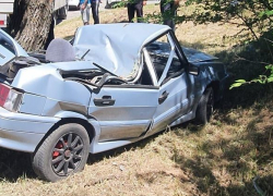 В Ростове машина врезалась в дерево, двое пострадали