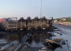 На трассе М-4 «Дон» после массового ДТП с погибшими потушили загоревшийся битумовоз