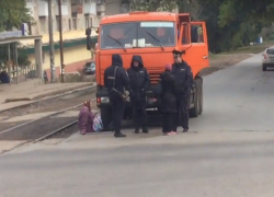 Пенсионерка угодила под колеса КамАЗа в Ростове