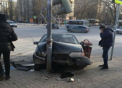 Неугодный светофор снес загипнотизированный водитель ВАЗа в Ростове-на-Дону