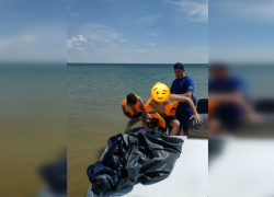 Подростков унесло на сдувающемся матрасе на Цимлянском водохранилище — их спасли катером