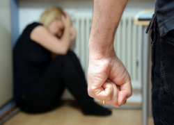 Женщине проломили голову в собственной квартире на глазах у ее троих детей в Ростове
