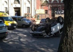 Суперпрочный ВАЗ перевернул «Ниву» и отправил ее хозяина в больницу на Набережной Ростова