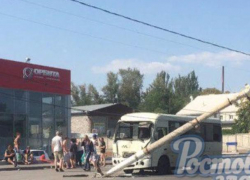 "Взбесившаяся маршрутка" снесла столб и отправила в больницу пассажиров в Ростове