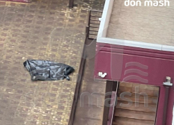 В Ростове мужчина выпал из окна многоэтажки и погиб 