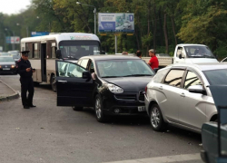 Шесть легковушек и маршрутка столкнулись паровозиком на проезжей части