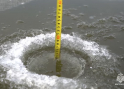 Льдина с тремя рыбаками откололась в заливе в Ростовской области