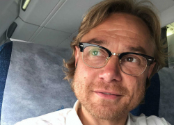 Милый поцелуй болельщицы «Спартака» и главного тренера ФК «Ростов» попал на видео