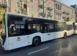 Два автобуса с пассажирами столкнулись на главной улице Ростова