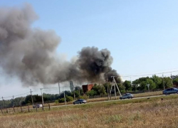 В Морозовске загорелся заброшенный мясокомбинат 