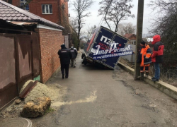 «Застрял в текстурах»: в Ростове-на-Дону под землю ушел грузовик