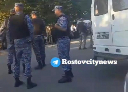 На въезде в Ростов силовики заблокировали одну из улиц 