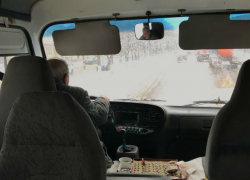 Бешеный водитель маршрутки извалял в грязи пожилого пассажира в Ростове