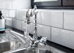 Жители нескольких улиц Ростова остались без воды из-за коммунальной аварии