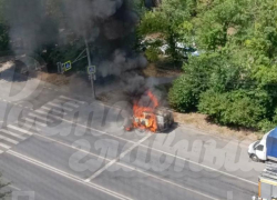 В Ростове-на-Дону сгорел дотла автомобиль УАЗ 