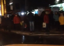 Огромная толпа на остановке возле площади второй Пятилетки напугала ростовских автолюбителей