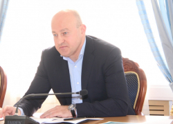 Устраивал праздники и построил дорогу для дачников депутат Иванов