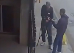 Юноша ограбил старика-инвалида в Ростове на видео