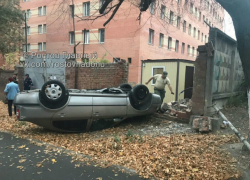 Неуправляемая легковушка на бешеной скорости снесла стену и перевернулась в Ростове