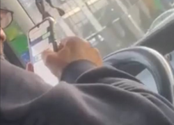 В Ростове оштрафовали водителя автобуса за разговор по телефону за рулем