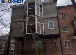 В Ростове к многоквартирному дому пристроили «балкон-особняк» и лишили соседей солнца 