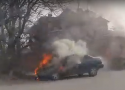 Горящая легковушка попала на видео читателя «Блокнот Ростов» 