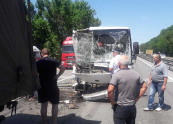Под Ростовом автобус врезался в фуру, есть раненые