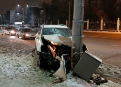 Таран столбу устроил коварно подрезанный Mercedes на скользкой дороге Ростова